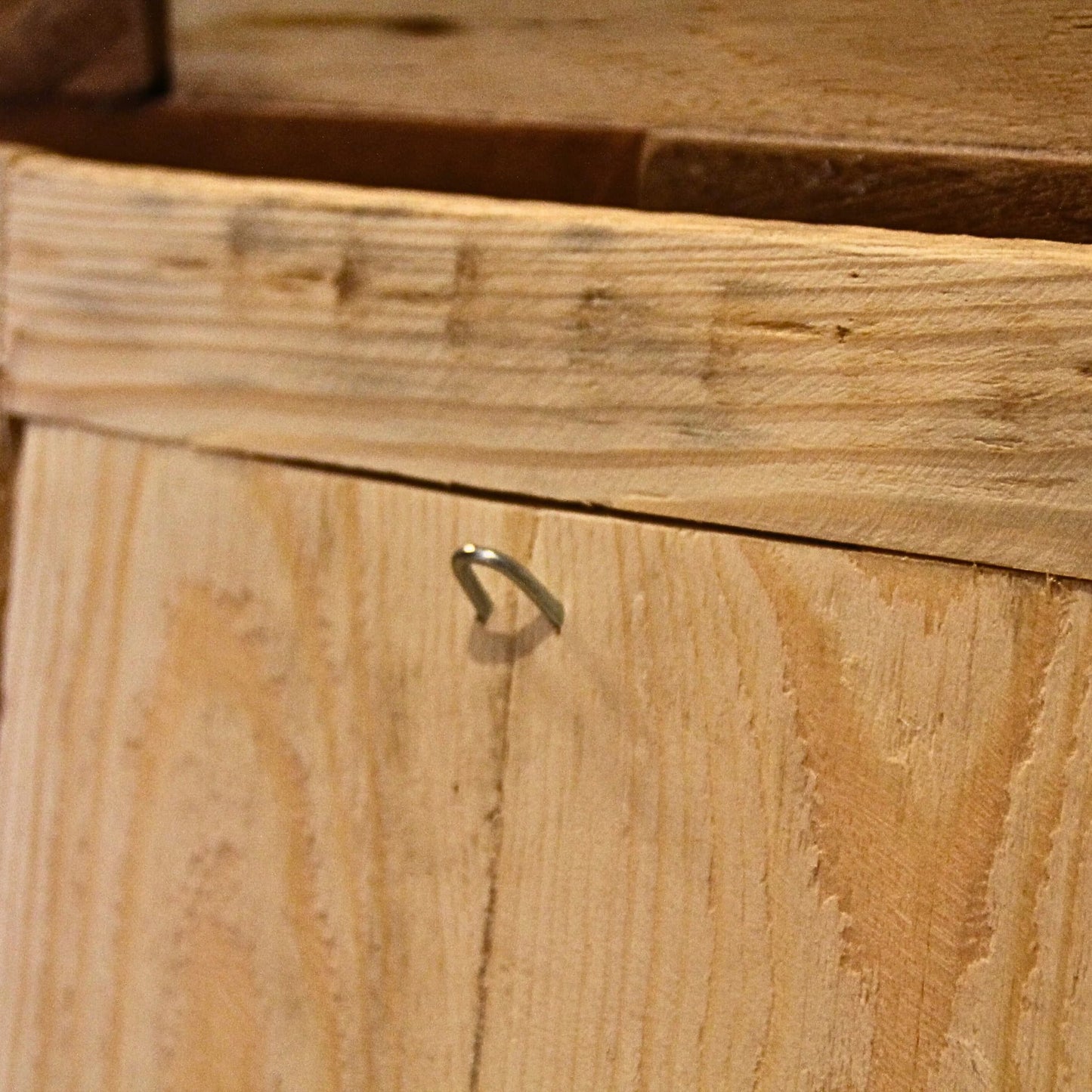 Vue arrière du tableau en bois avec zoom sur l'accroche murale – Détail de la fixation pour une installation facile et sécurisée