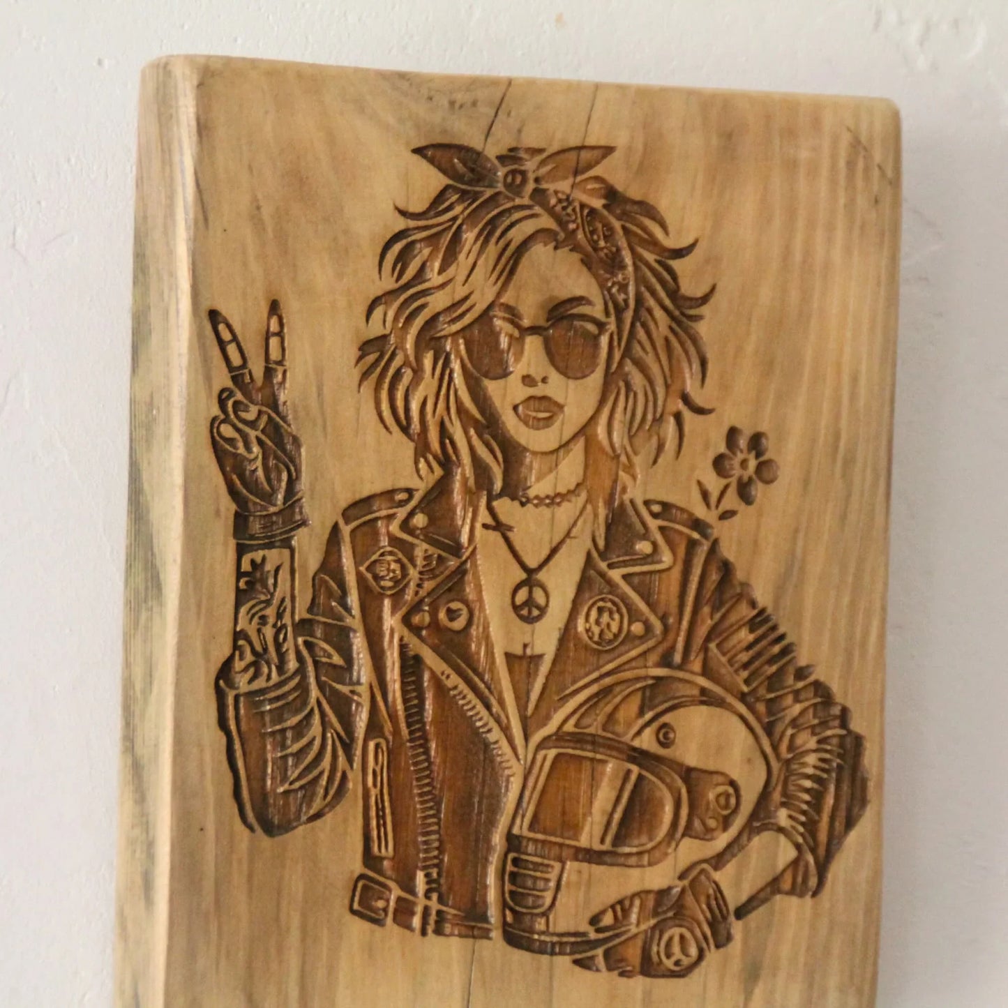 Tableau artisanal en bois brut et gravure motarde veste en cuir signe peace signe V