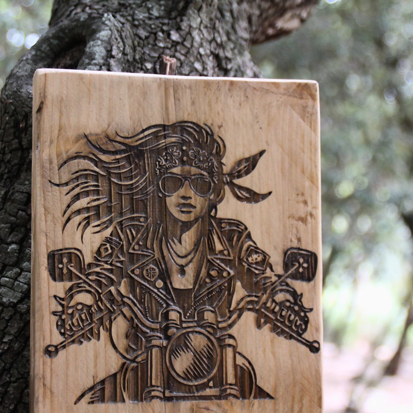 Tableau fait main en bois et gravé motarde cheveux au vent, bandana et lunettes.