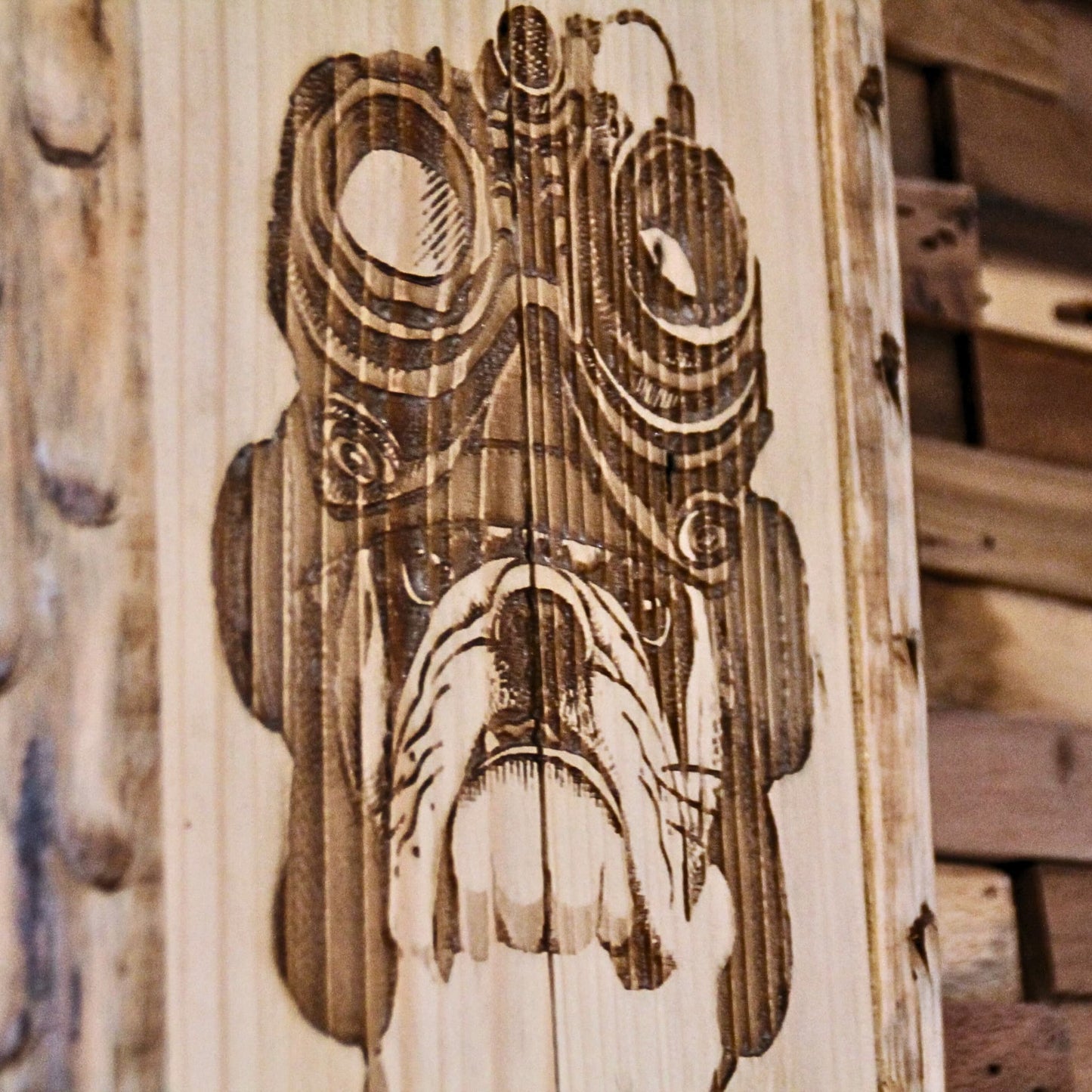Tableau mural en bois sculpté d’un bulldog avec lunettes et casque de motard – Idéal pour une déco industrielle.