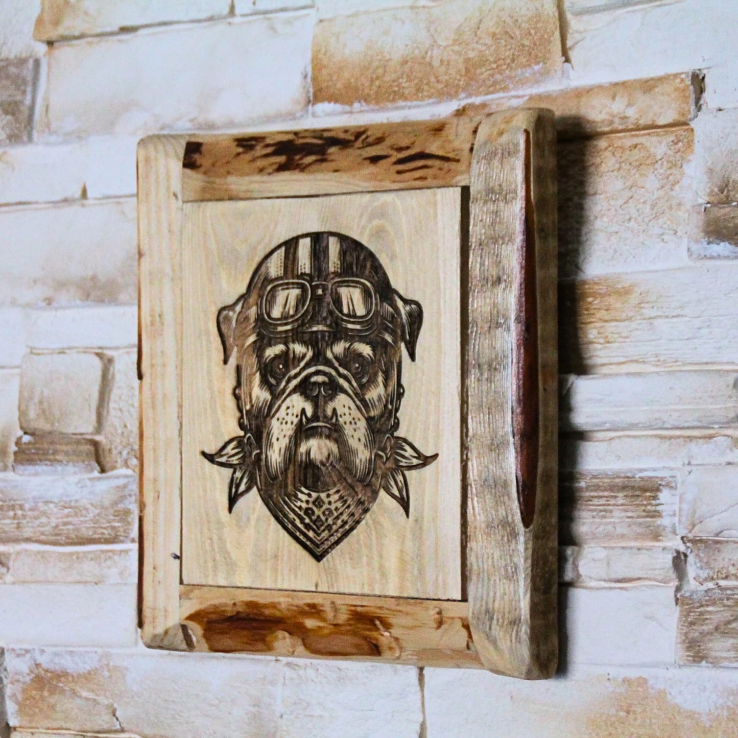Tableau mural en bois d’un bulldog motard avec foulard – Parfait pour une décoration industrielle et audacieuse.