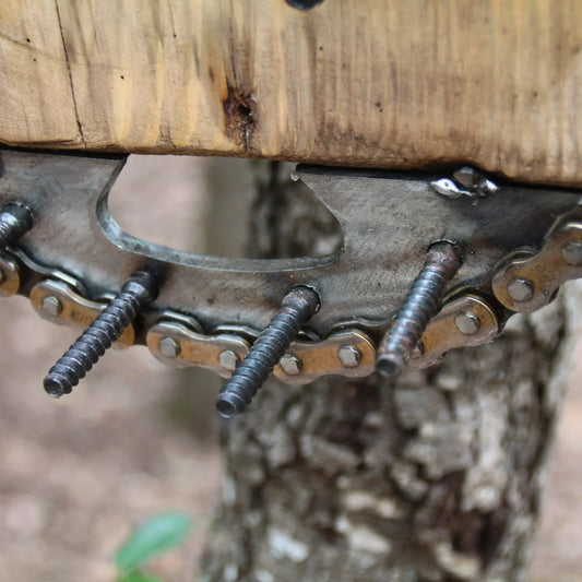 Zoom sur le porte clé du tableau mural en bois et gravure laser molosse motard. DIsque de frein, chaine de moto et vis