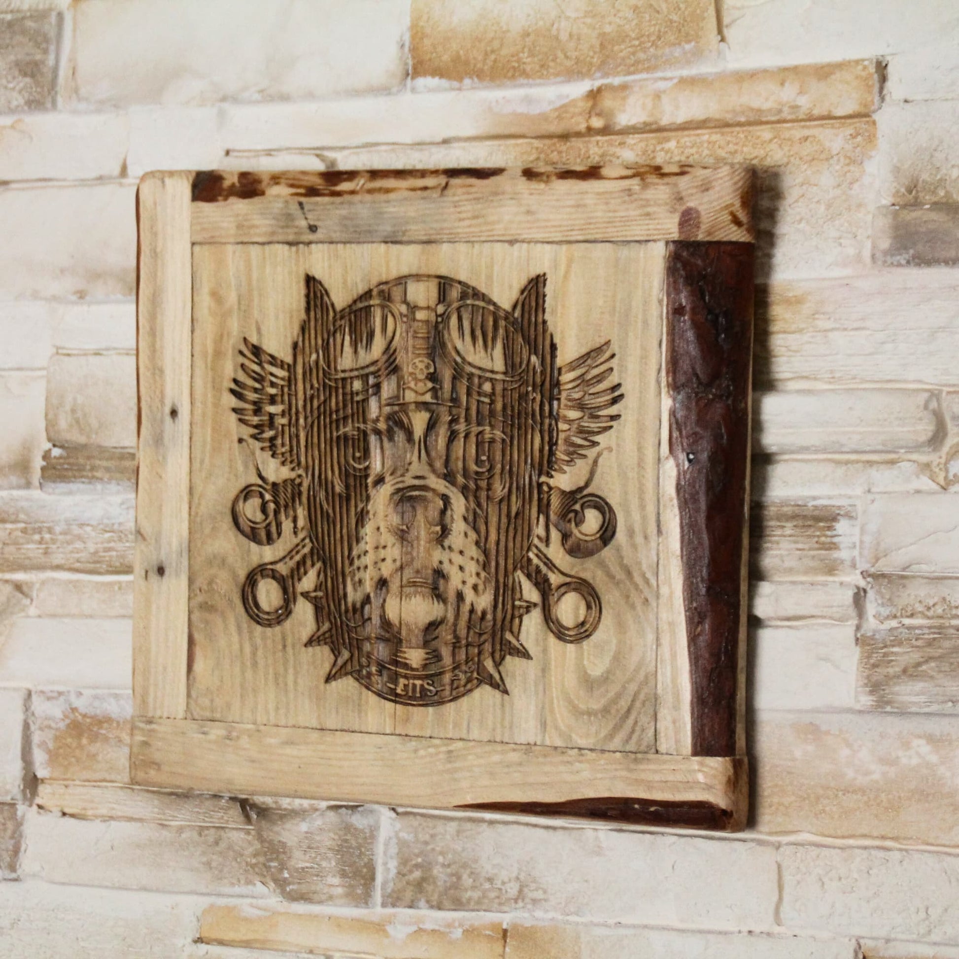 Tableau en bois recyclé fait à la main gravé d'un chien motard.