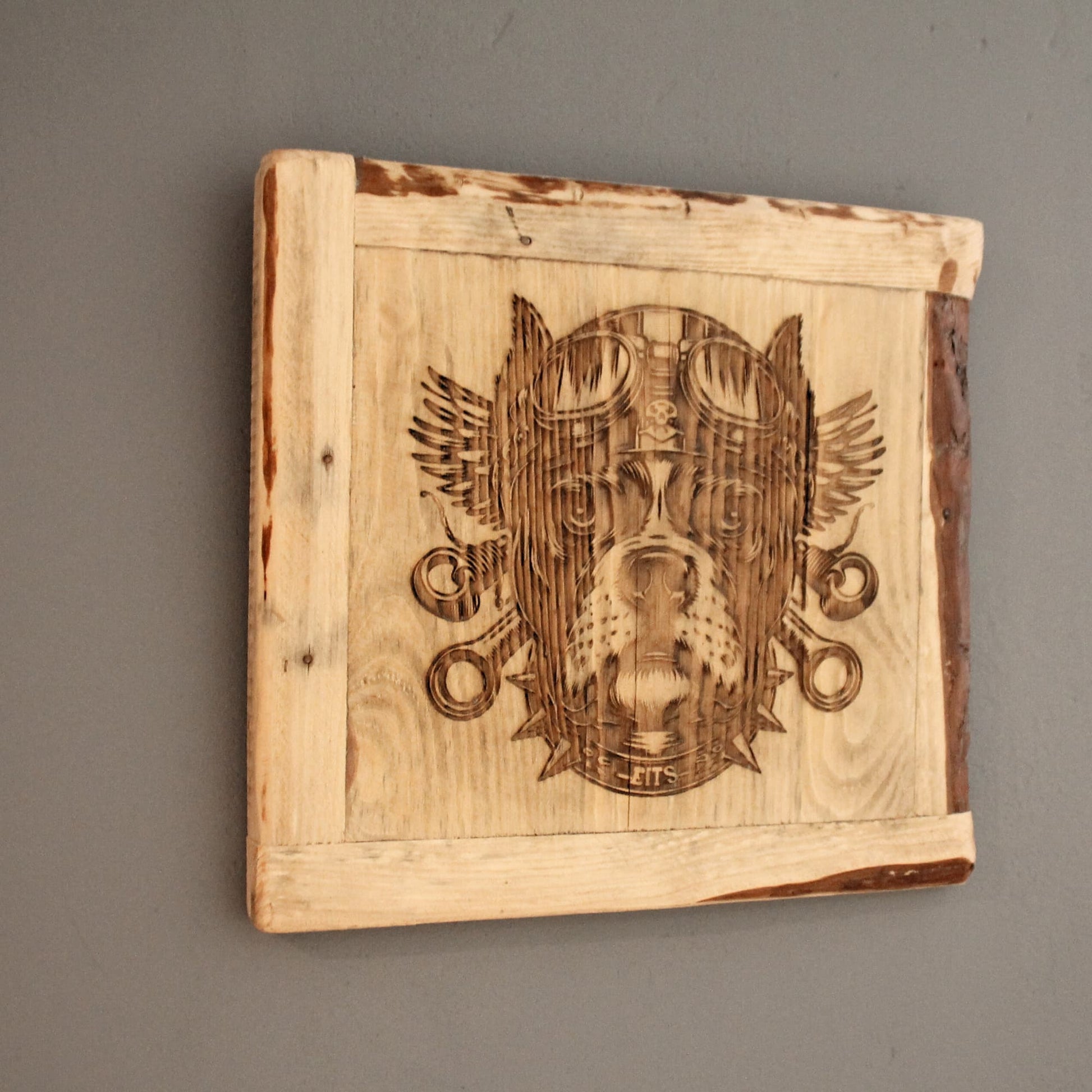 Tableau en bois recyclé fait à la main dans les Alpes Maritimes gravé d'un chien motard.