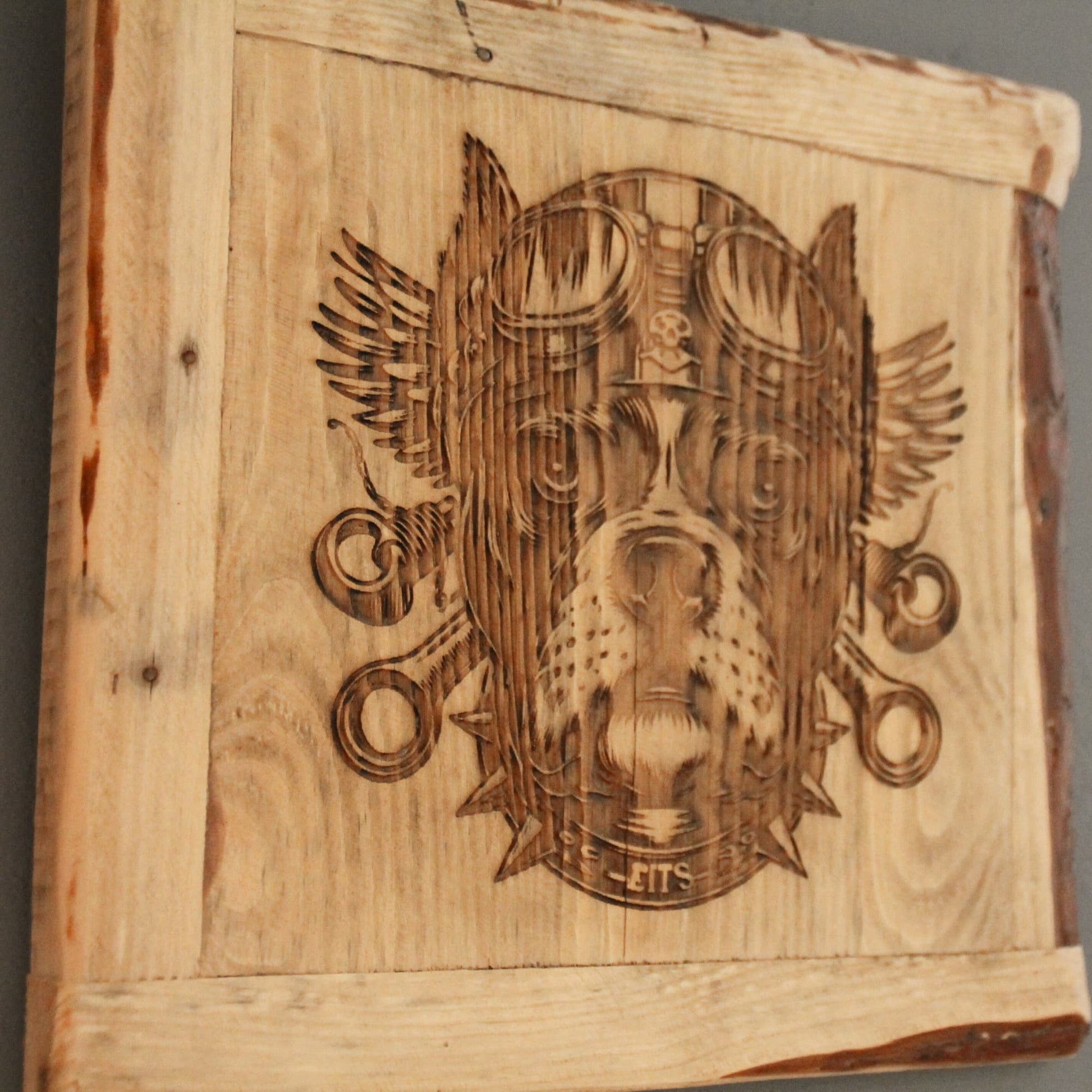 Tableau en bois recyclé fait à la main gravé d'un chien biker.