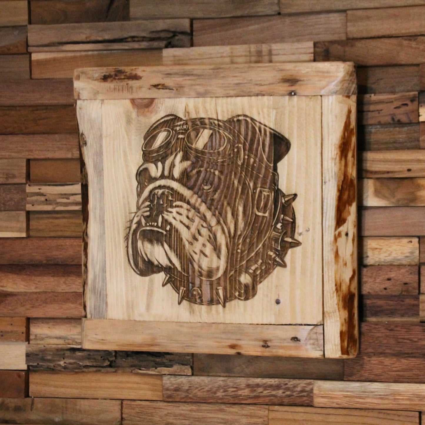Tableau en bois recyclé gravé d'un bulldog motard avec casque de moto et lunettes