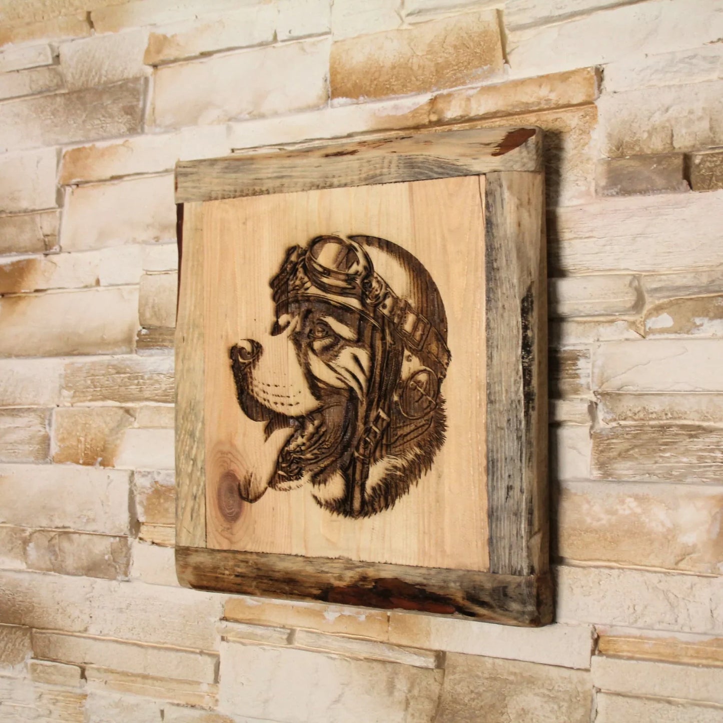 Tableau en bois recyclé gravé d'un chien motard avec casque et lunettes fait à la main dans les Alpes Maritimes