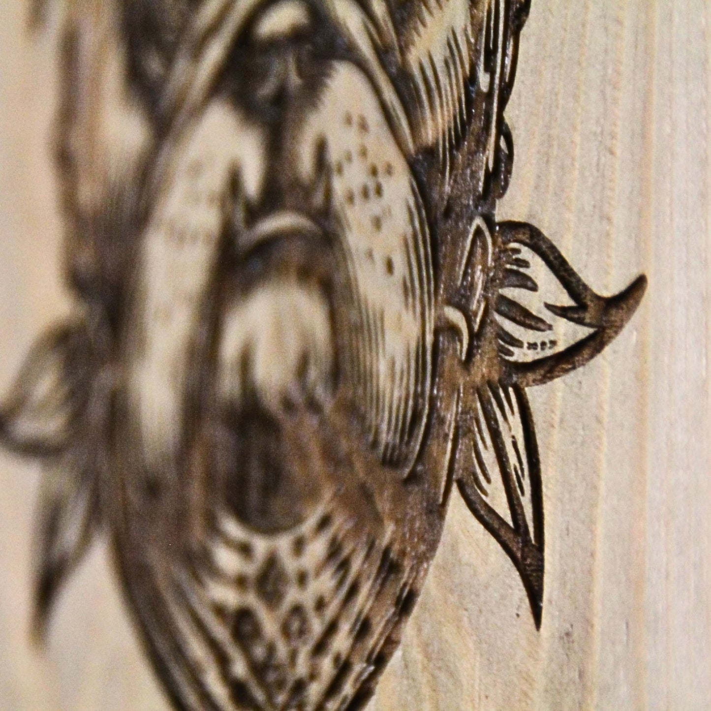 Détail du tableau en bois montrant un bulldog motard avec foulard – Ambiance rebelle et biker pour votre intérieur.