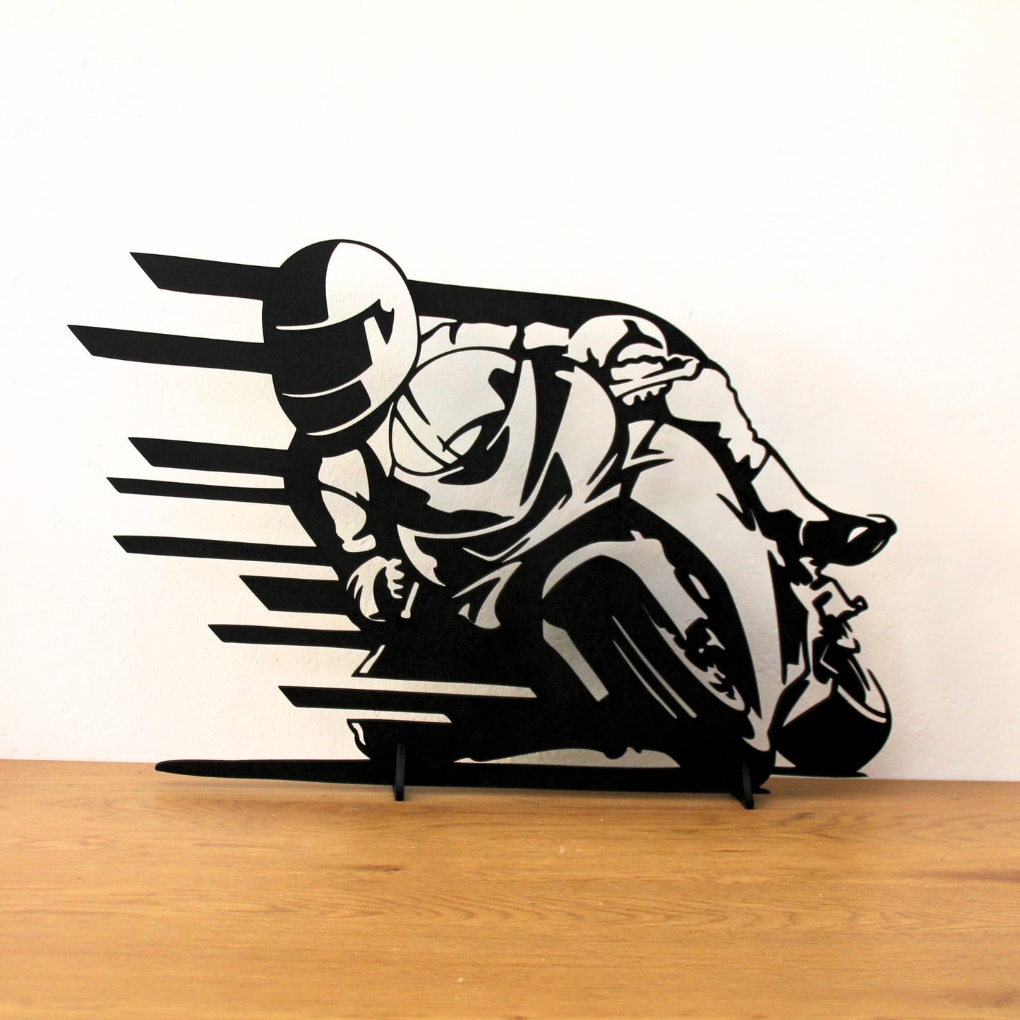Tableau mural en bois contreplaqué représentant un pilote sur sa moto, penché en virage.