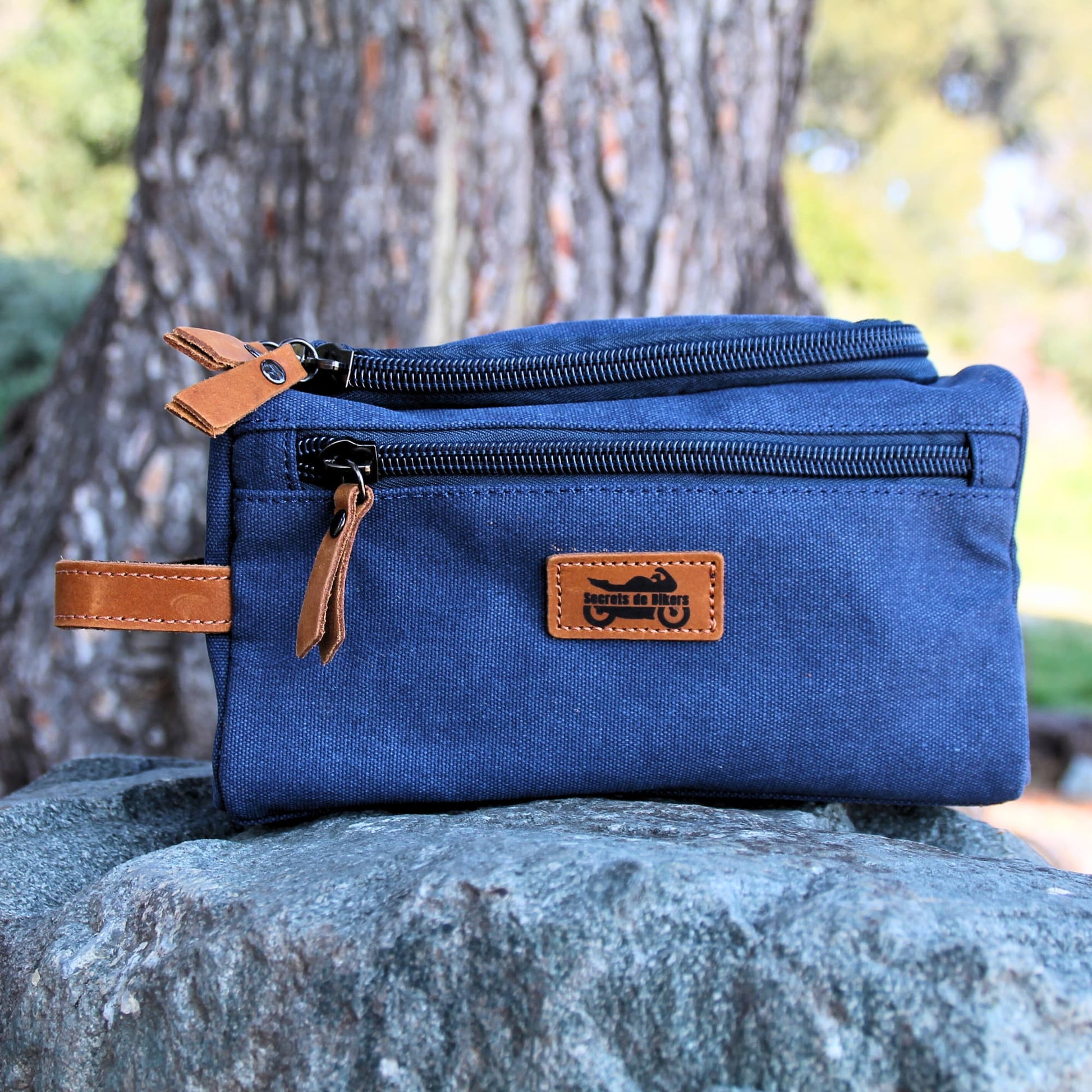 Trousse de toilette de voyage en tissu et cuir. Idéale pour les road trip à moto !
