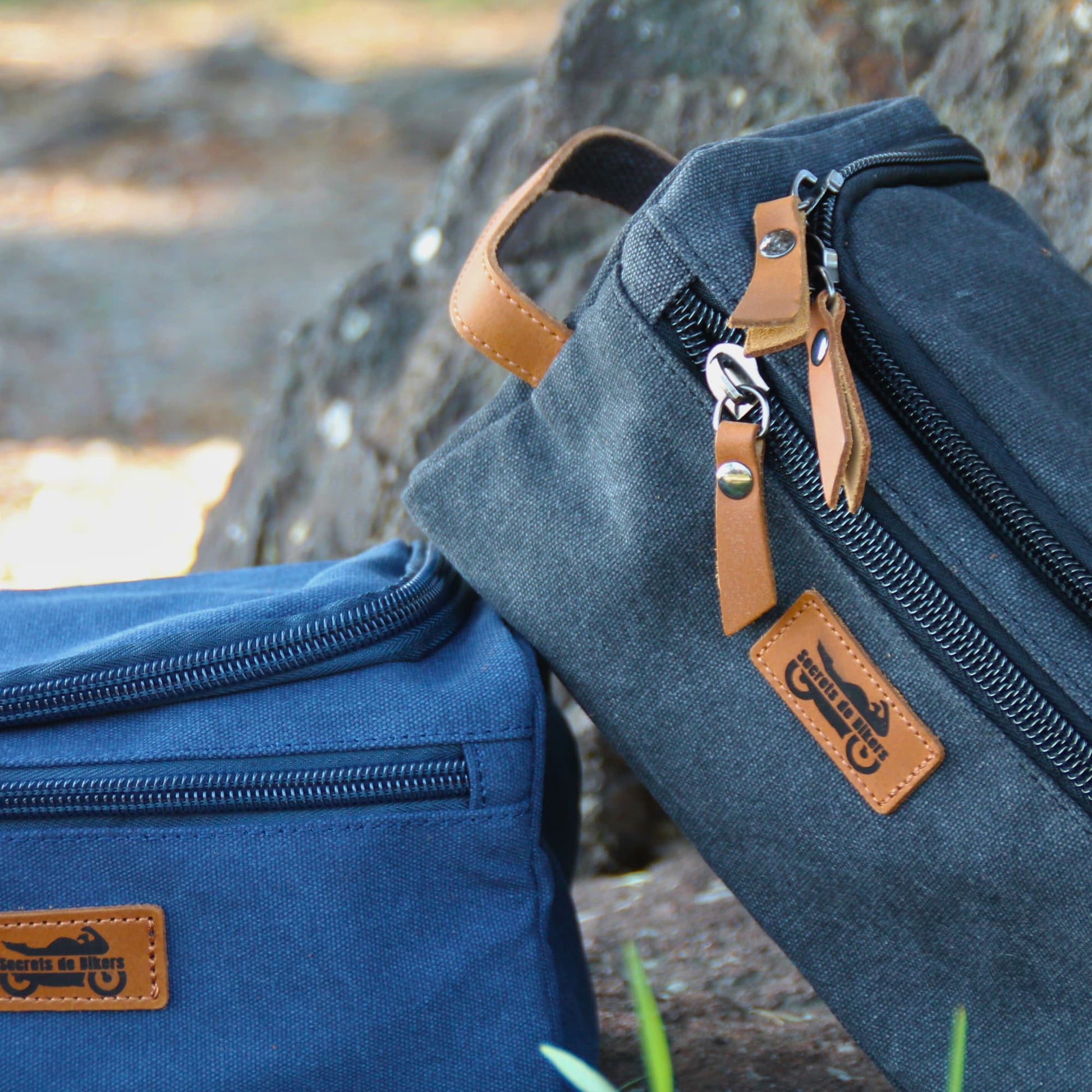 Duo de trousses de toilette de voyage en tissu et cuir. Bleu ou gris au choix