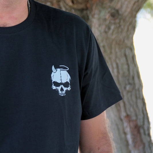 T-shirt biker en coton impression recto verso. Sur le coeur, un crâne mi ange mi démon.