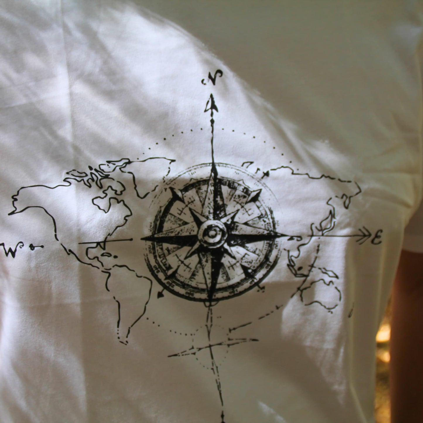 Tshirt motard blanc avec illustration boussole road trip