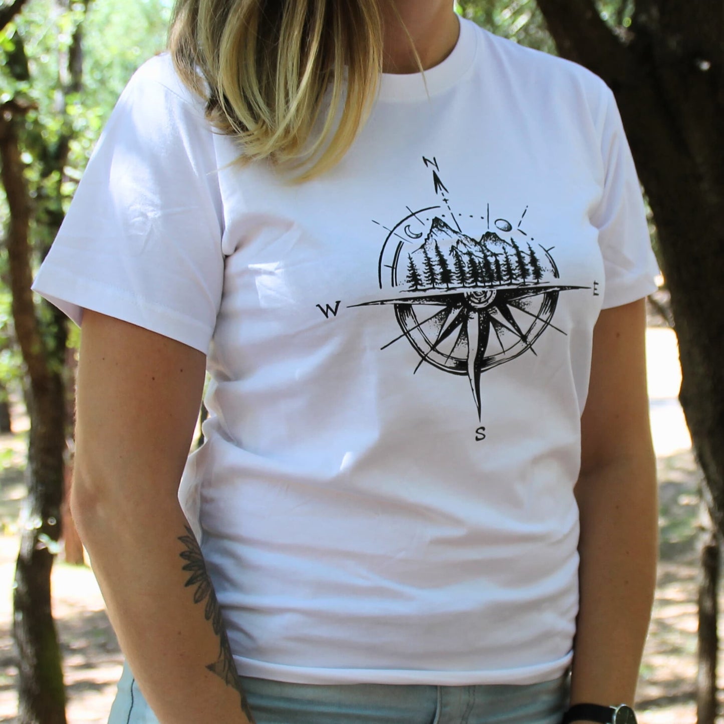 Tshirt biker femme blanc avec design moitié rose des vents moitié montagnes