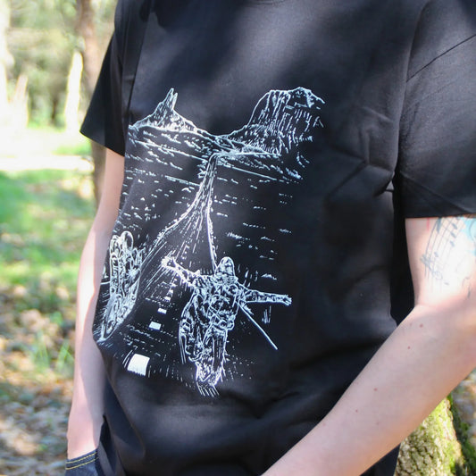 Haut motard en coton noir avec une illustration originale de bikers en voyage. Un incontournable pour les amateurs de longues virées à moto.