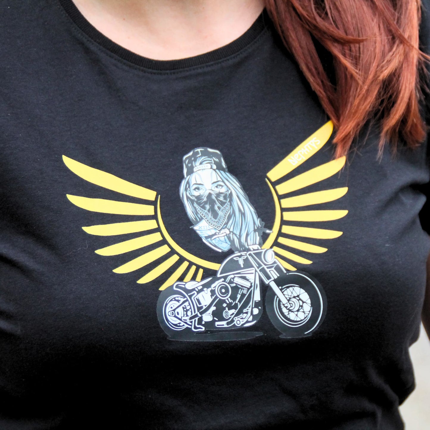 Zoom sur le T-shirt coton noir Theia Moto modèle Nephtys. Design motarde bandana casquette cheveux longs et moto custom