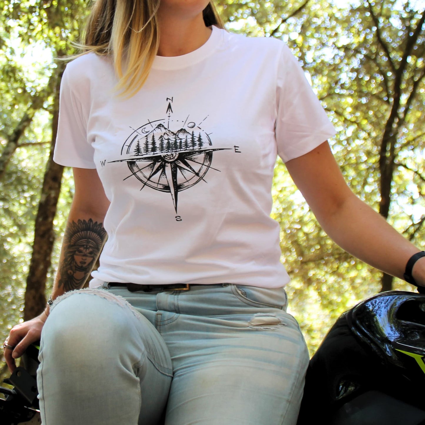 Tshirt cadeau motarde blanc avec rose des vents et montagnes