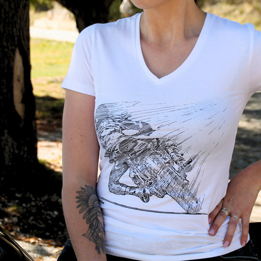 T-shirt femme en coton 190g blanc. Une illustration originale d'une motarde penchant dans un virage en font un t-shirt parfait pour une fan de moto !