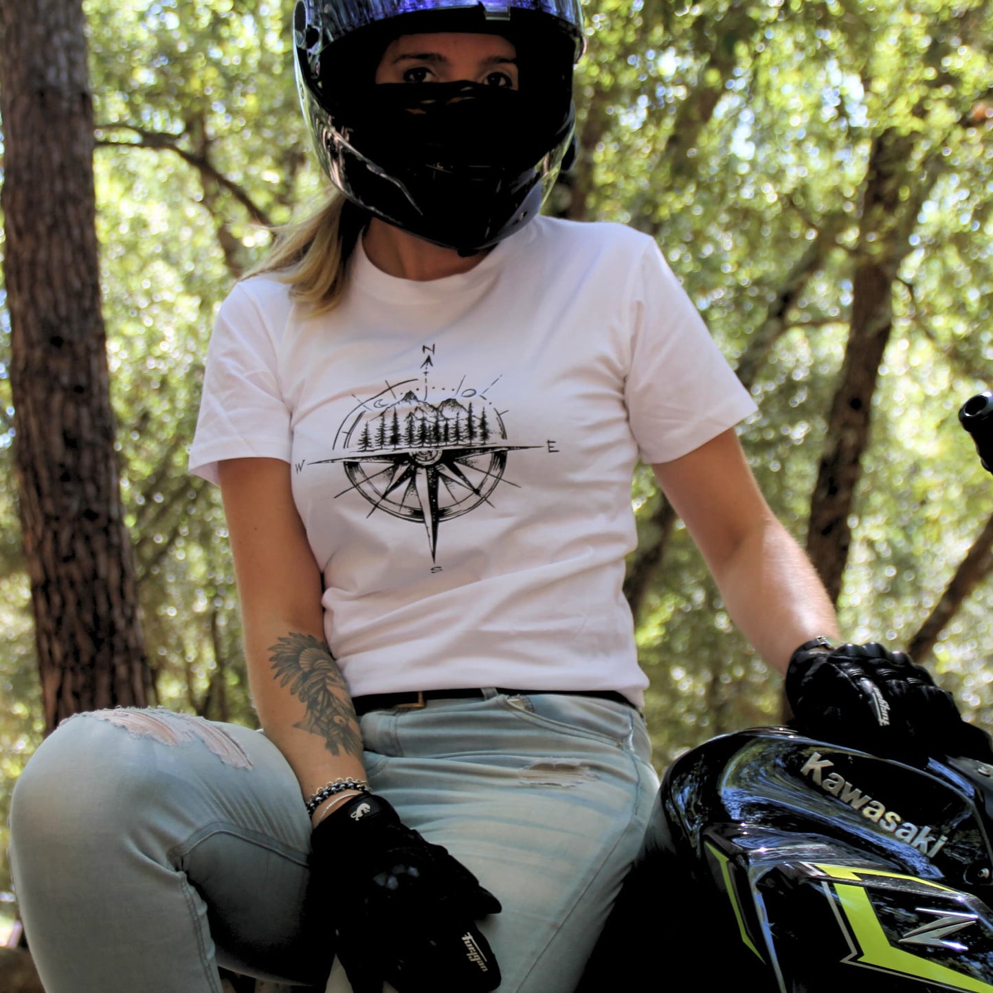 Tshirt femme moto blanc avec illustration moitié montagne moitié rose des vents