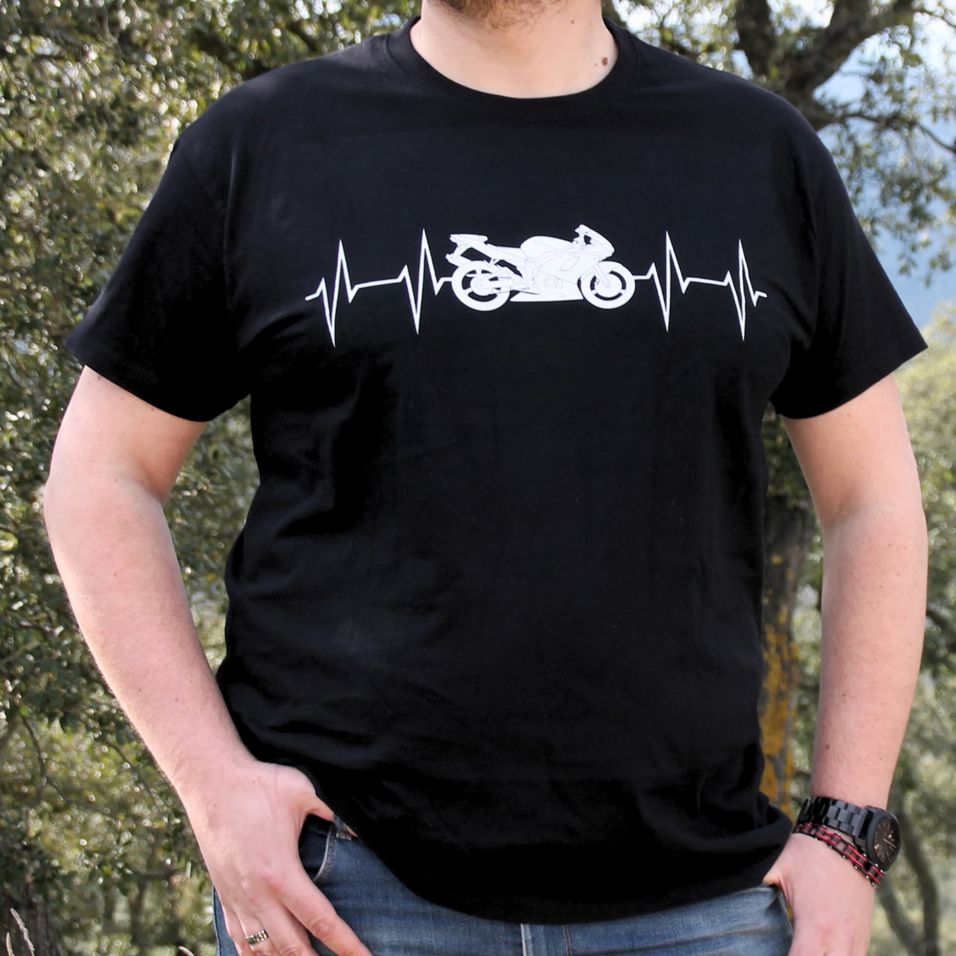 T-shirt homme en coton noir imprimé d'une ligne de battements de cœur traversé par une moto.