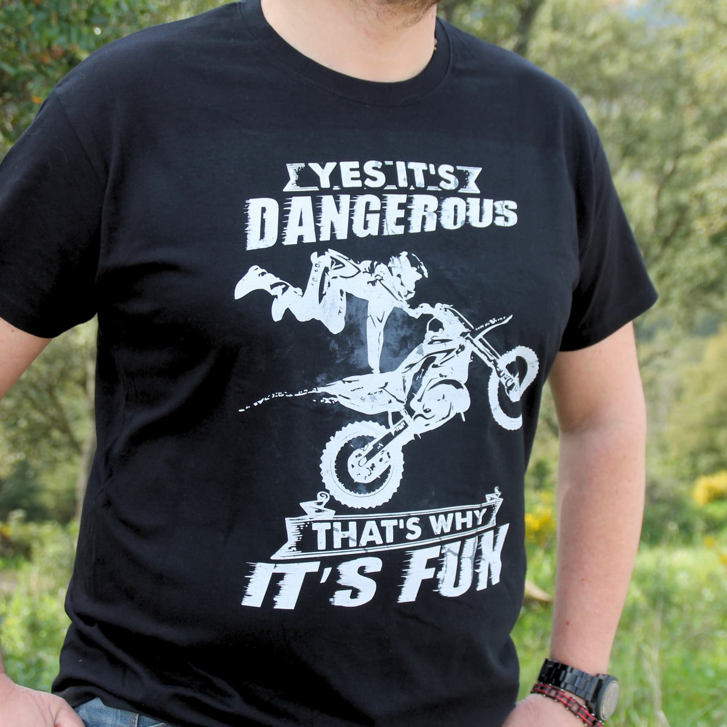 Tshirt homme 100% coton noir illustré  d'une cascade en moto cross et du texte "Yes it's dangerous, that's why it's fun"