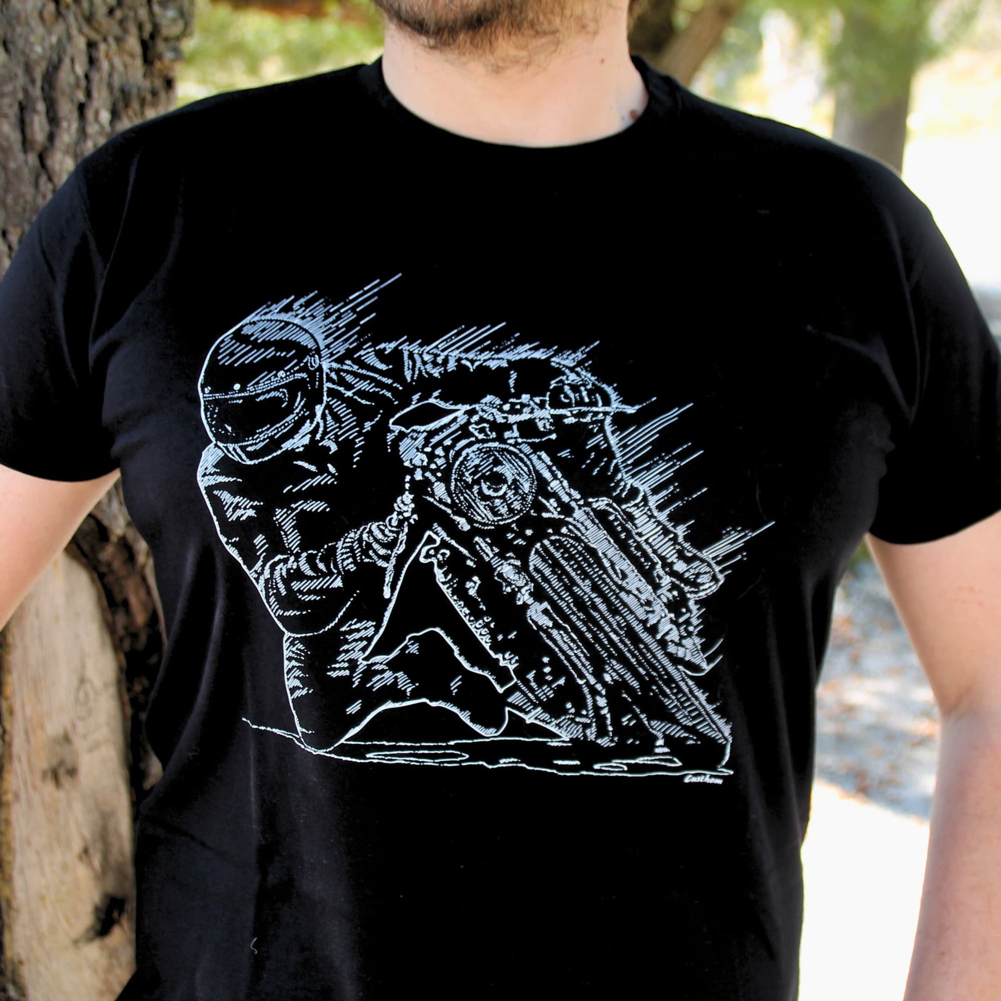 T-shirt en coton noir col rond avec un design percutant d’un pilote moto en pleine inclinaison, genou raclant le bitume. Un incontournable pour les amateurs de pilotage extrême et de courbes serrées !