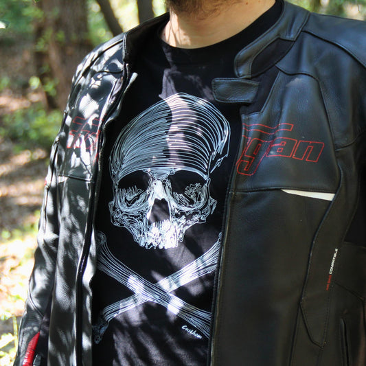 T-shirt homme avec imprimé crâne pirate, parfait pour un look de motard ou un style décontracté avec attitude.