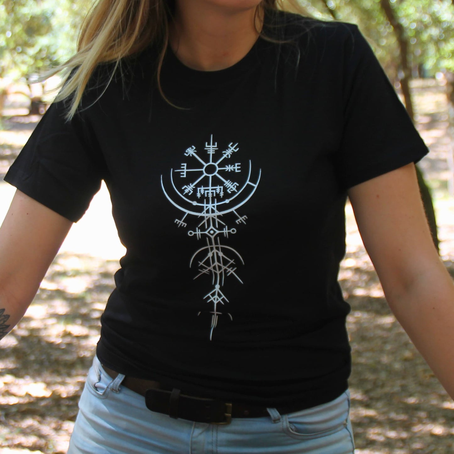 Tshirt motarde noir avec symbole Vegvisir guide et protection