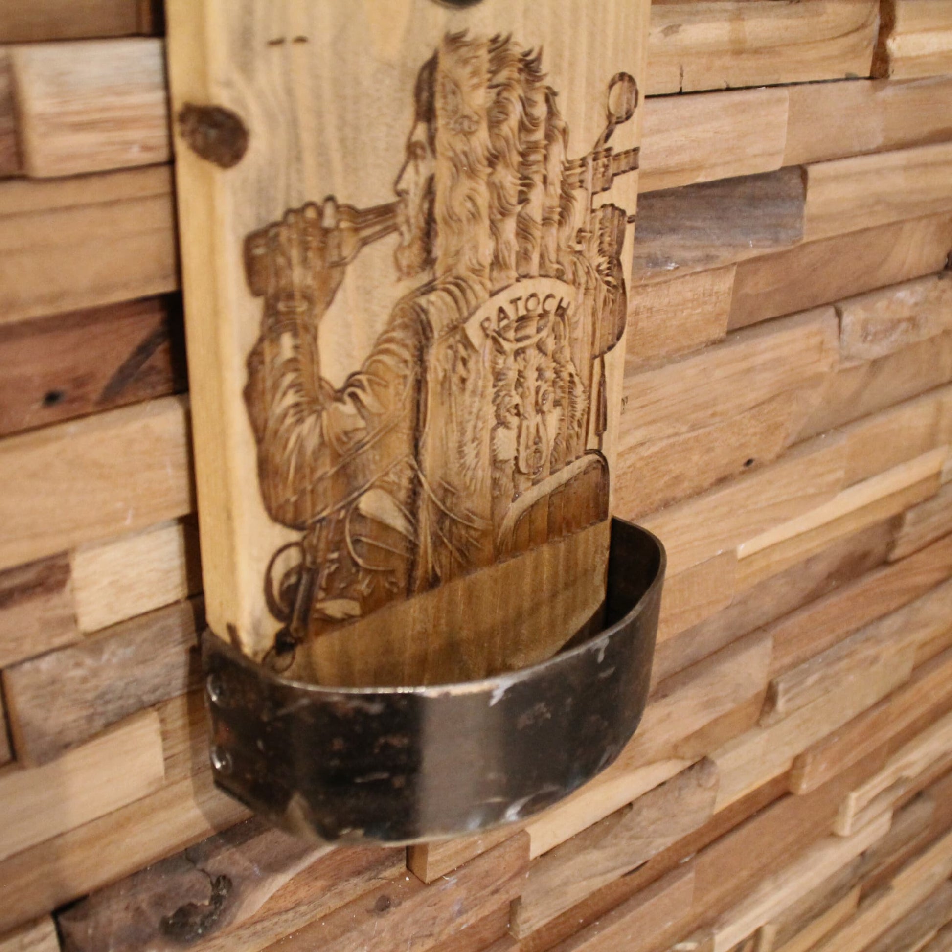 Détails du décapsuleur mural artisanal en bois et métal recyclé. Gravure biker Patoch