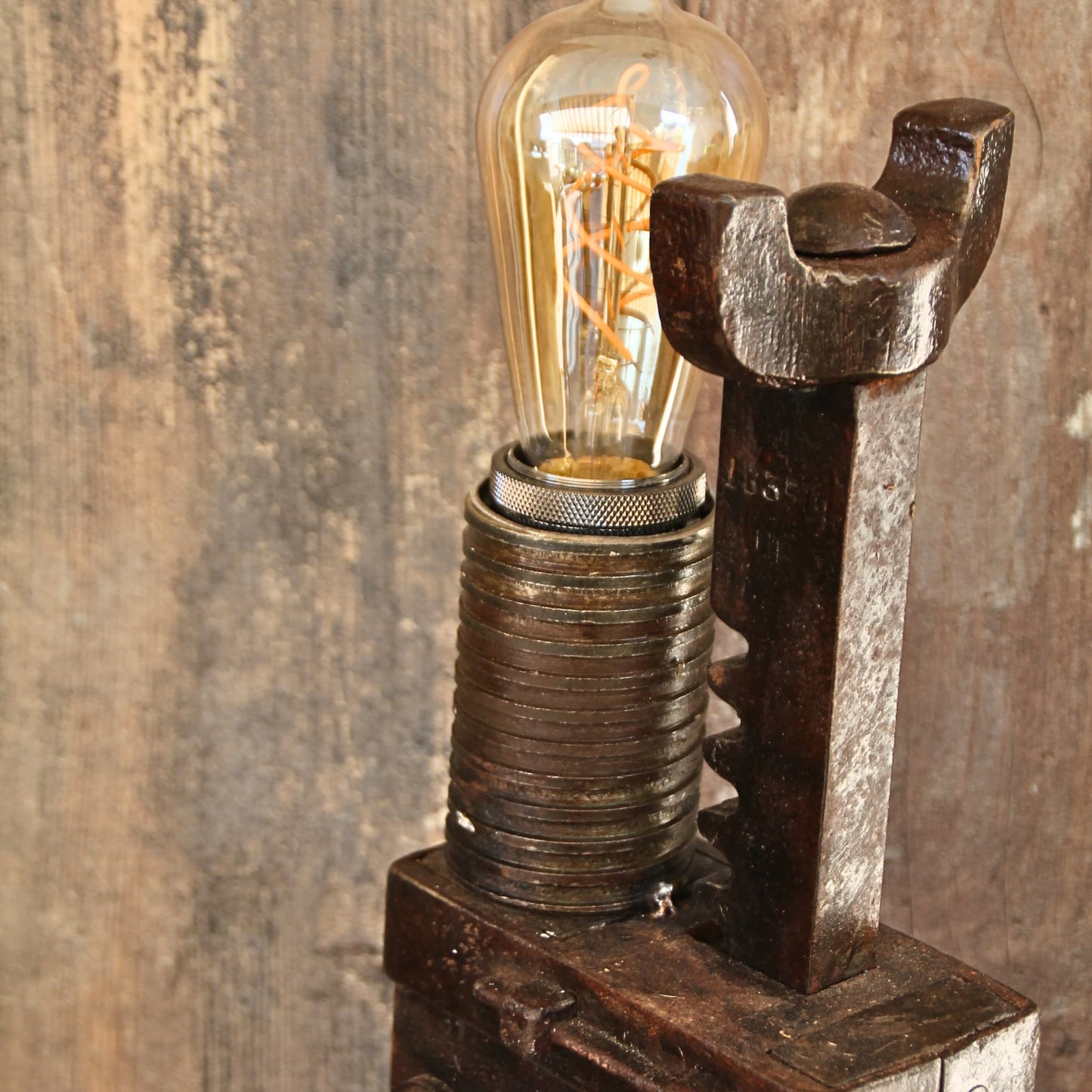 Zoom sur le haut de la lampe artisanale avec l'ampoule – Éclairage chaleureux et design original.