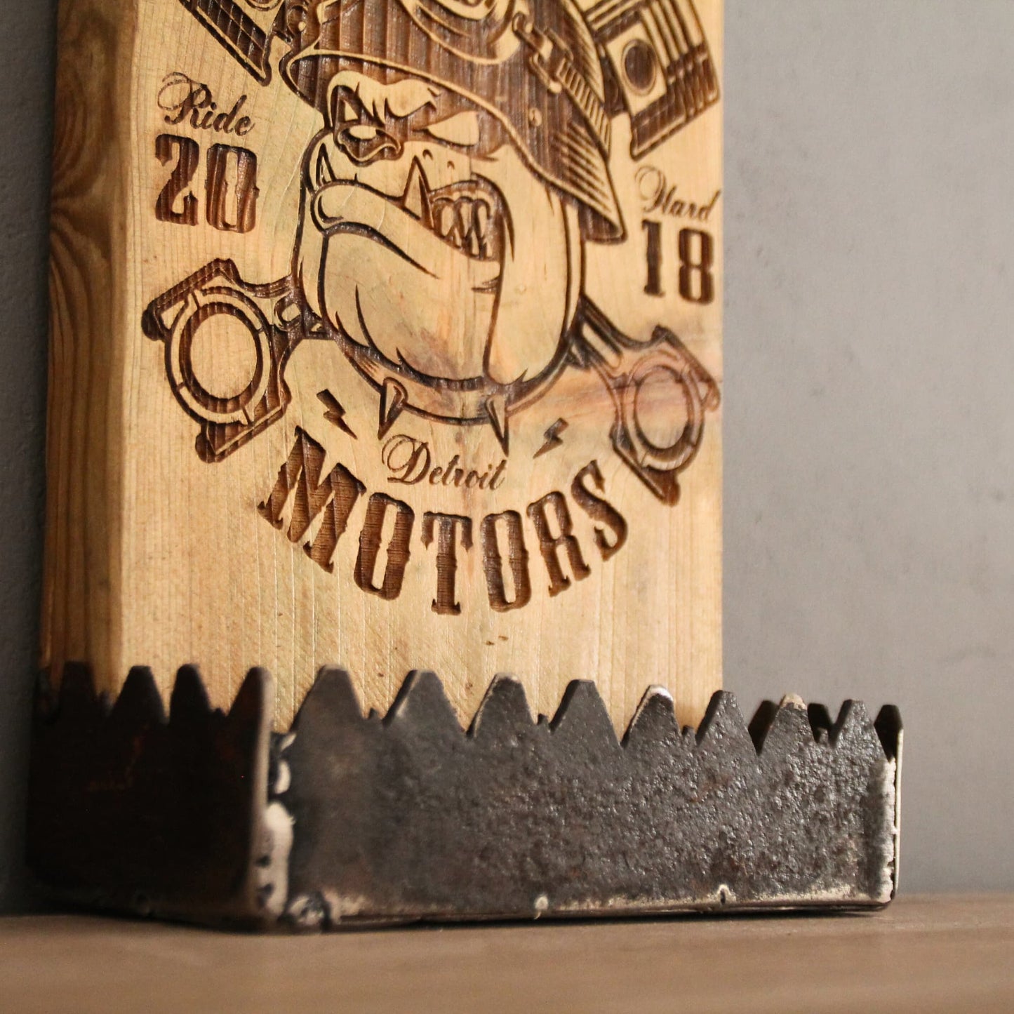 Détails du bac de récupération de capsules cranté du décapsuleur artisanal en bois gravé d'un bulldog motard.