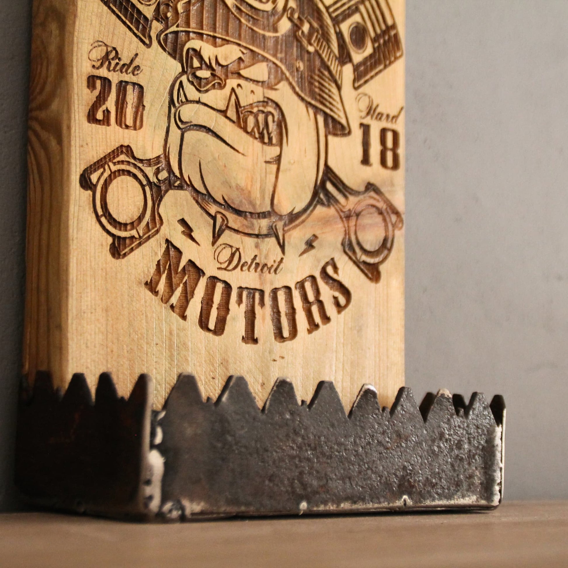 Détails du bac de récupération de capsules cranté du décapsuleur artisanal en bois gravé d'un bulldog motard.