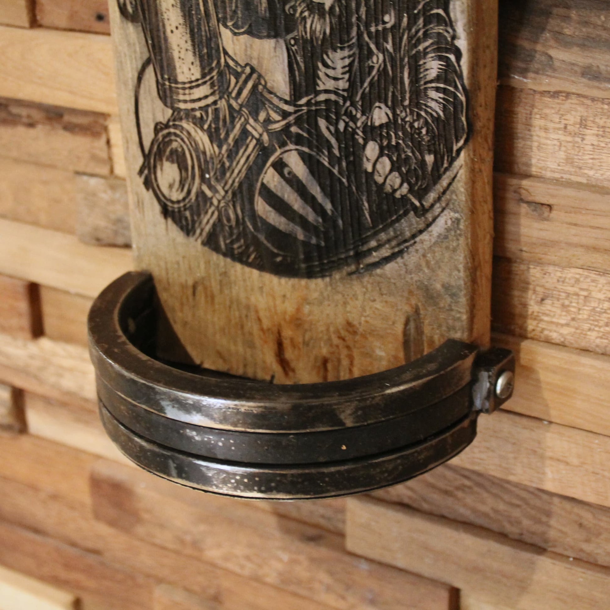 Zoom sur le bac de récupération de capsules arrondi du décapsuleur mural artisanal en bois et métal recyclé