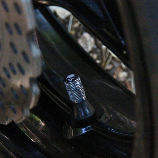 Bouchons de valve moto gris bleuté et crâne. Un cadeau motard original pas cher.