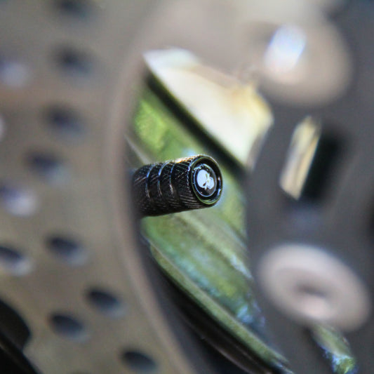 Zoom sur les Bouchons de valve moto noirs et crâne blanc.