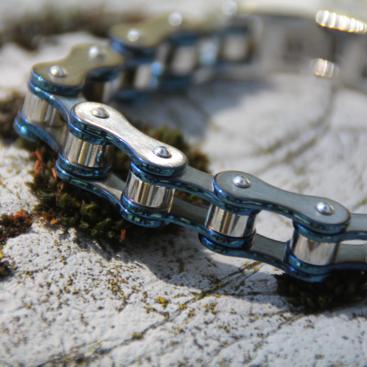 Détails du bracelet moto bleu et acier brossé. Bijou motard pour cadeau original