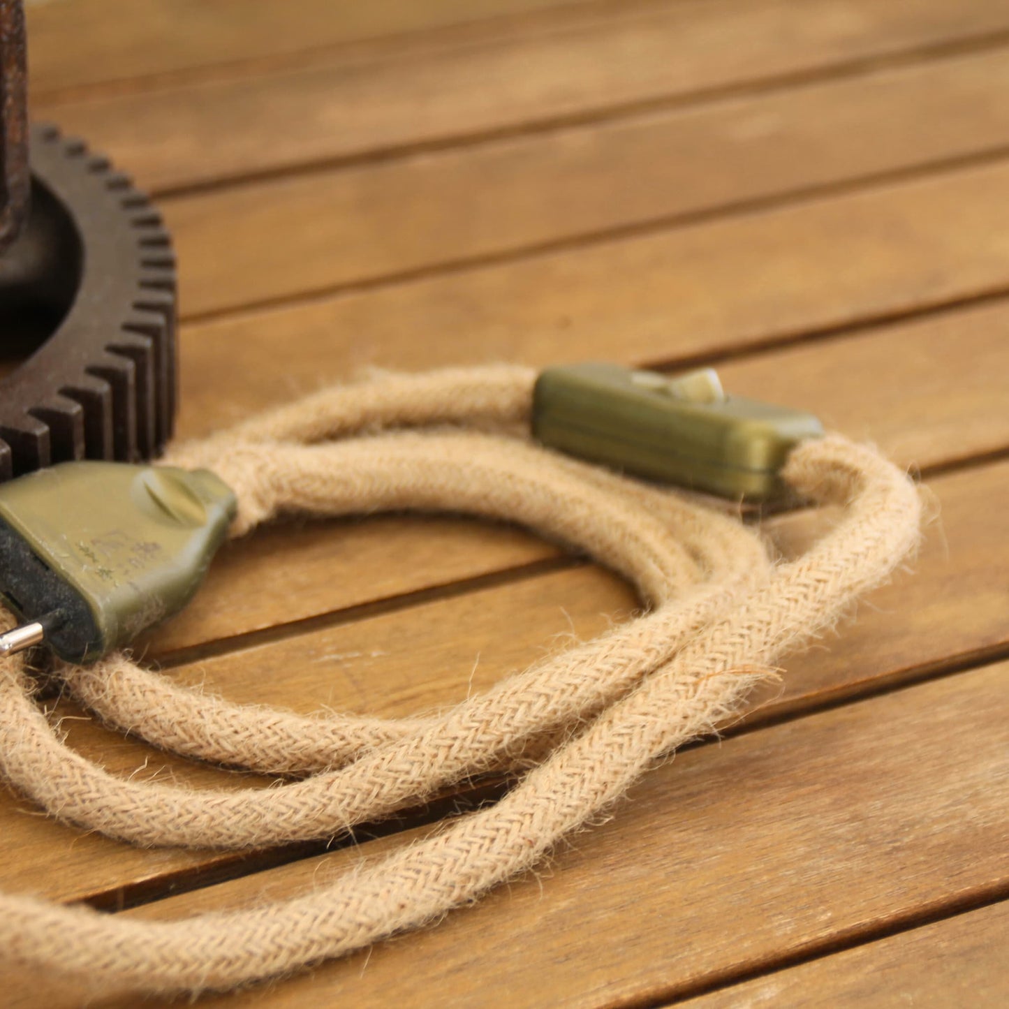 Zoom sur le câble d'alimentation habillé de corde de la lampe artisanale – Détail de la finition unique.