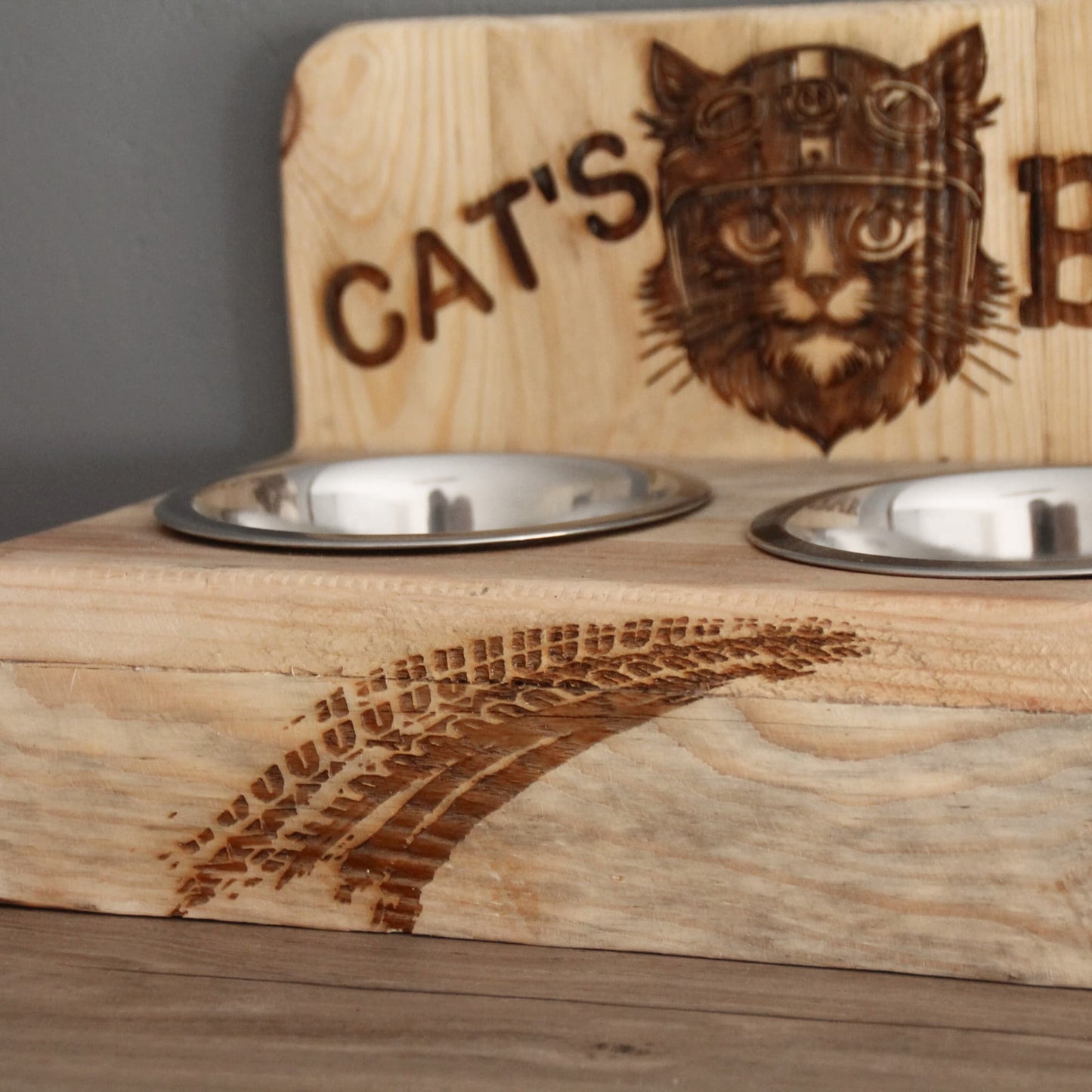 Details du Cat's bar double gamelles en bois recyclé. Gravure chat motard avec casque.