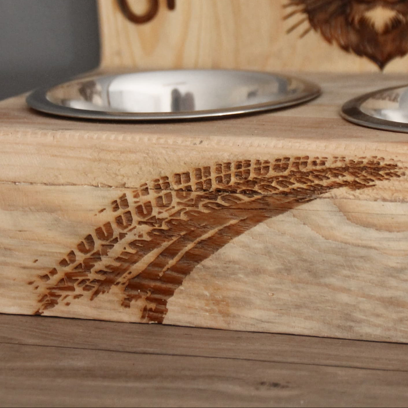 Details du Cat's bar double gamelles en bois recyclé. Gravure chat motard avec casque.
