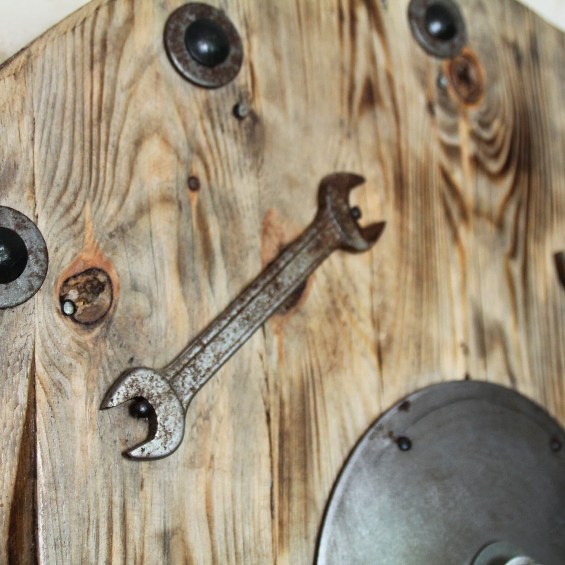 Détail sur les clés plates rouillées de l'horloge en bois