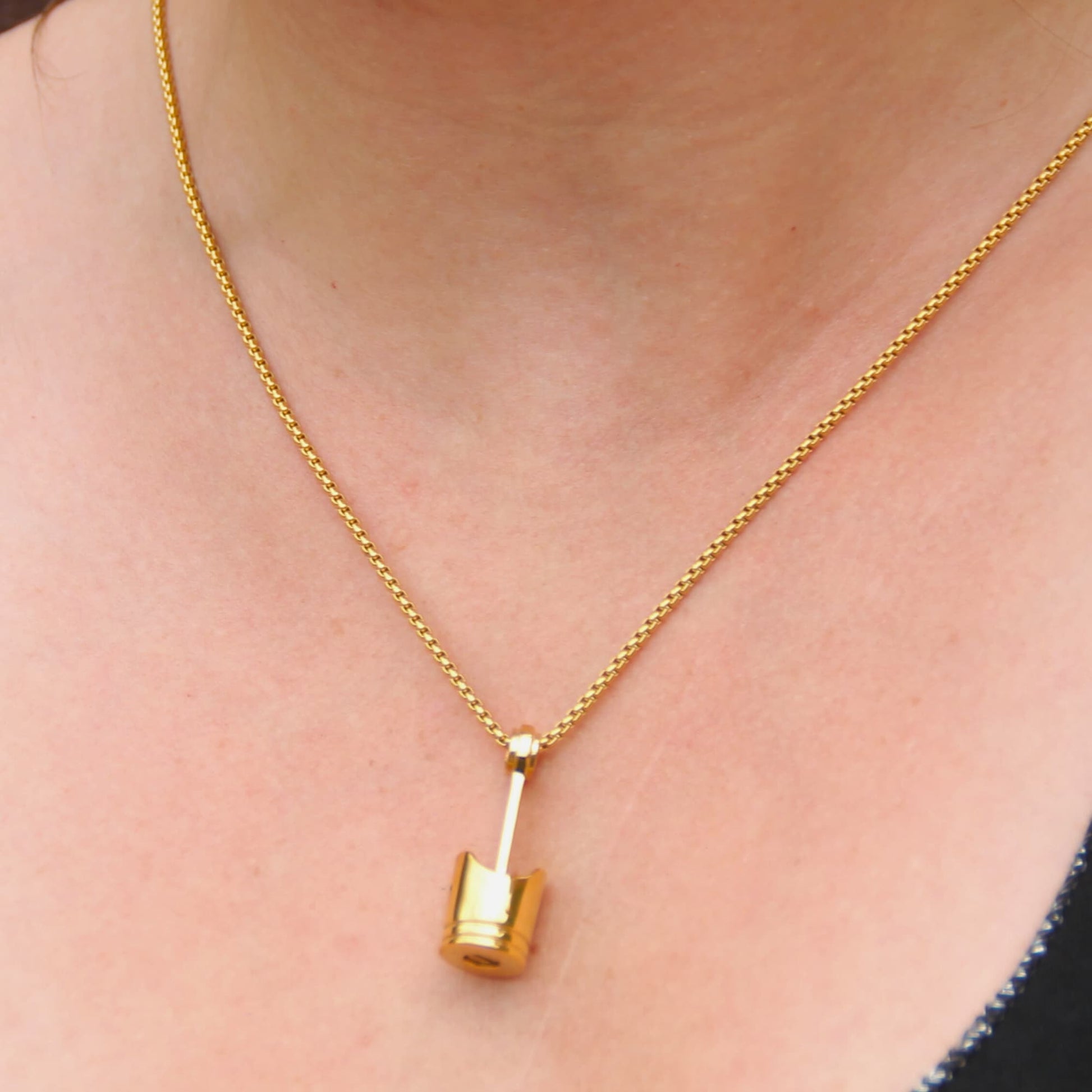 Collier piston doré sur chaine vénitienne.