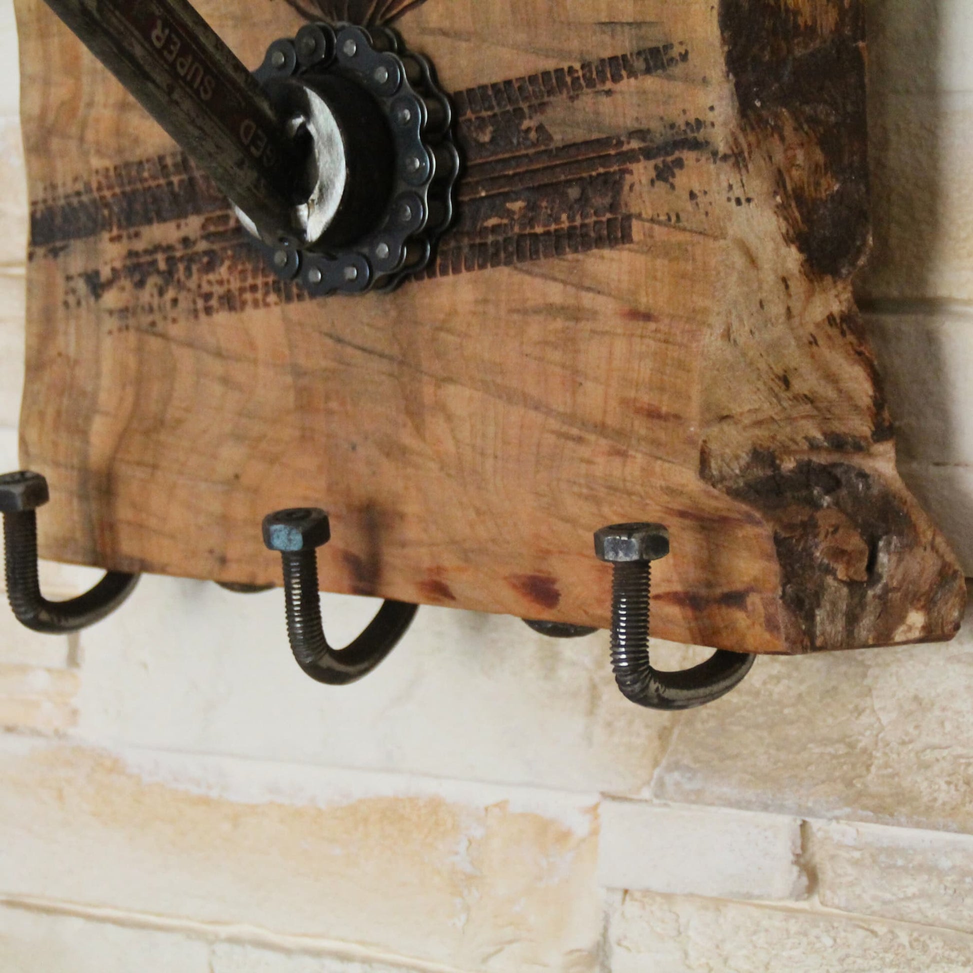 Détails du support de casque moto fait main en bois d'arbre fruitier et pièces mécaniques. Gravure gorille motard "Born to Ride"