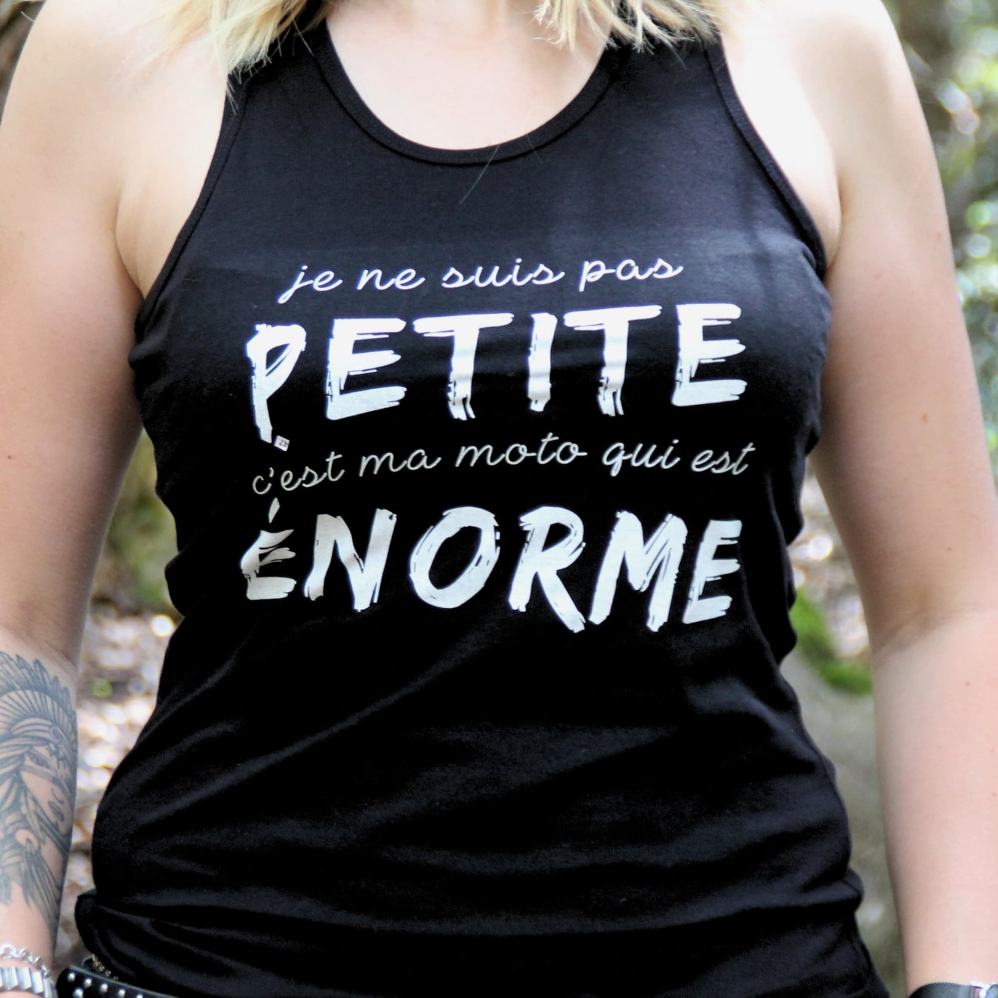 Gros plan sur l’imprimé du débardeur femme, citation "Je ne suis pas petite, c’est ma moto qui est énorme".