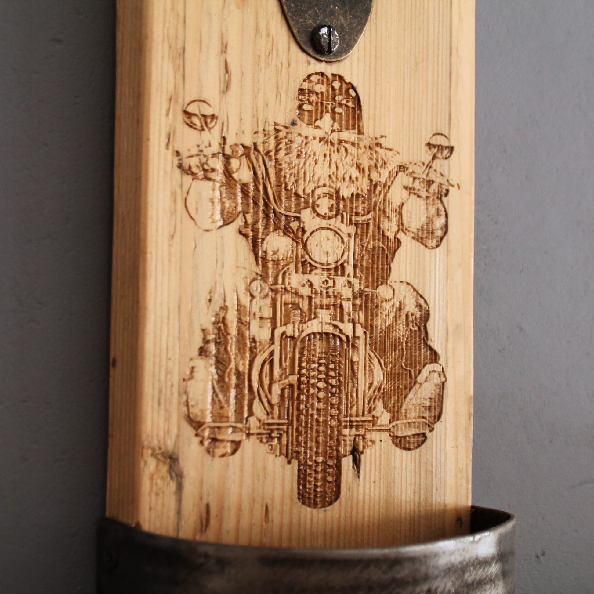 Zoom sur la gravure du décapsuleur artisanal en bois et métal recyclé. Gravure d'un biker arrivant de face sur sa moto type Harley.