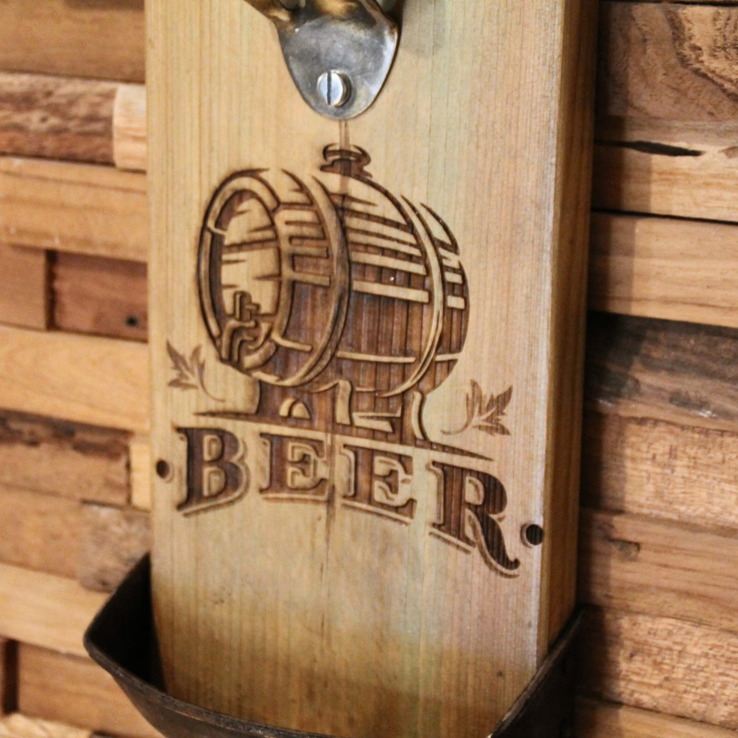 Décapsuleur artisanal en bois et métal recyclé. Pièce unique. Gravure tonneau et inscription "beer"