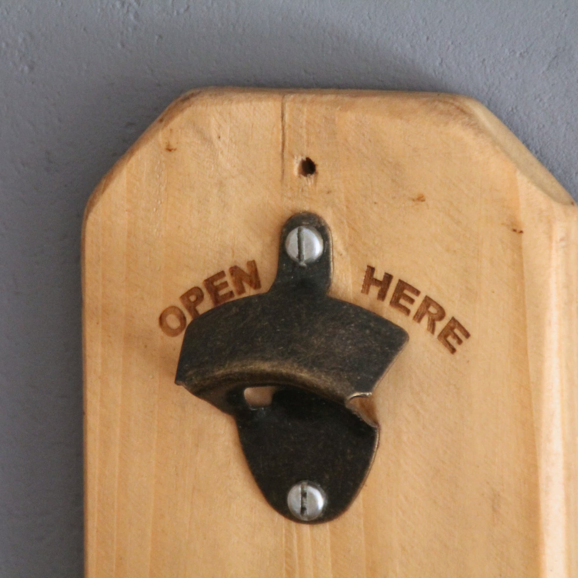 Détails du Décapsuleur mural en bois recyclé fait à la main. Gravure Best Craft Beer.