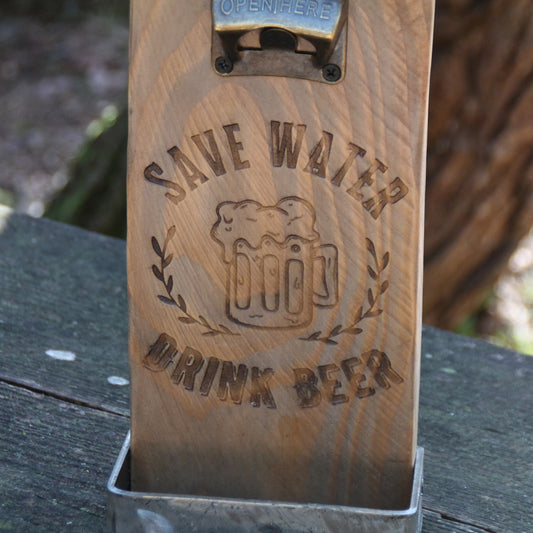 Zoom sur la gravure du décapsuleur artisanal mural en bois gravé. Message humoristique "Save water drink beer !"