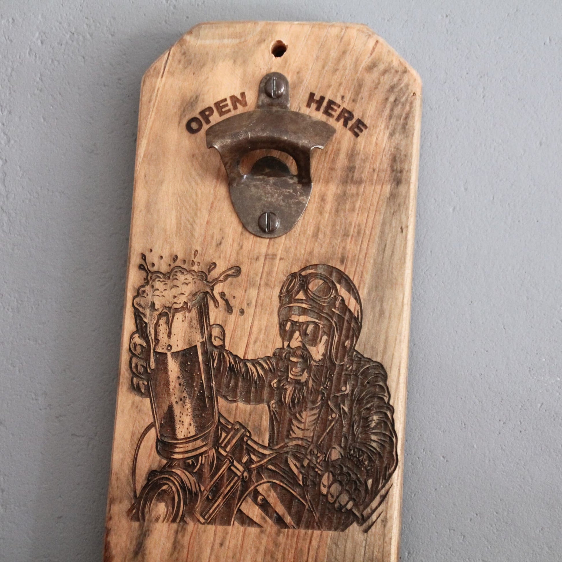 Détails du Décapsuleur artisanal en bois et métal recyclé. Gravure biker souriant brandissant une chope de bière.