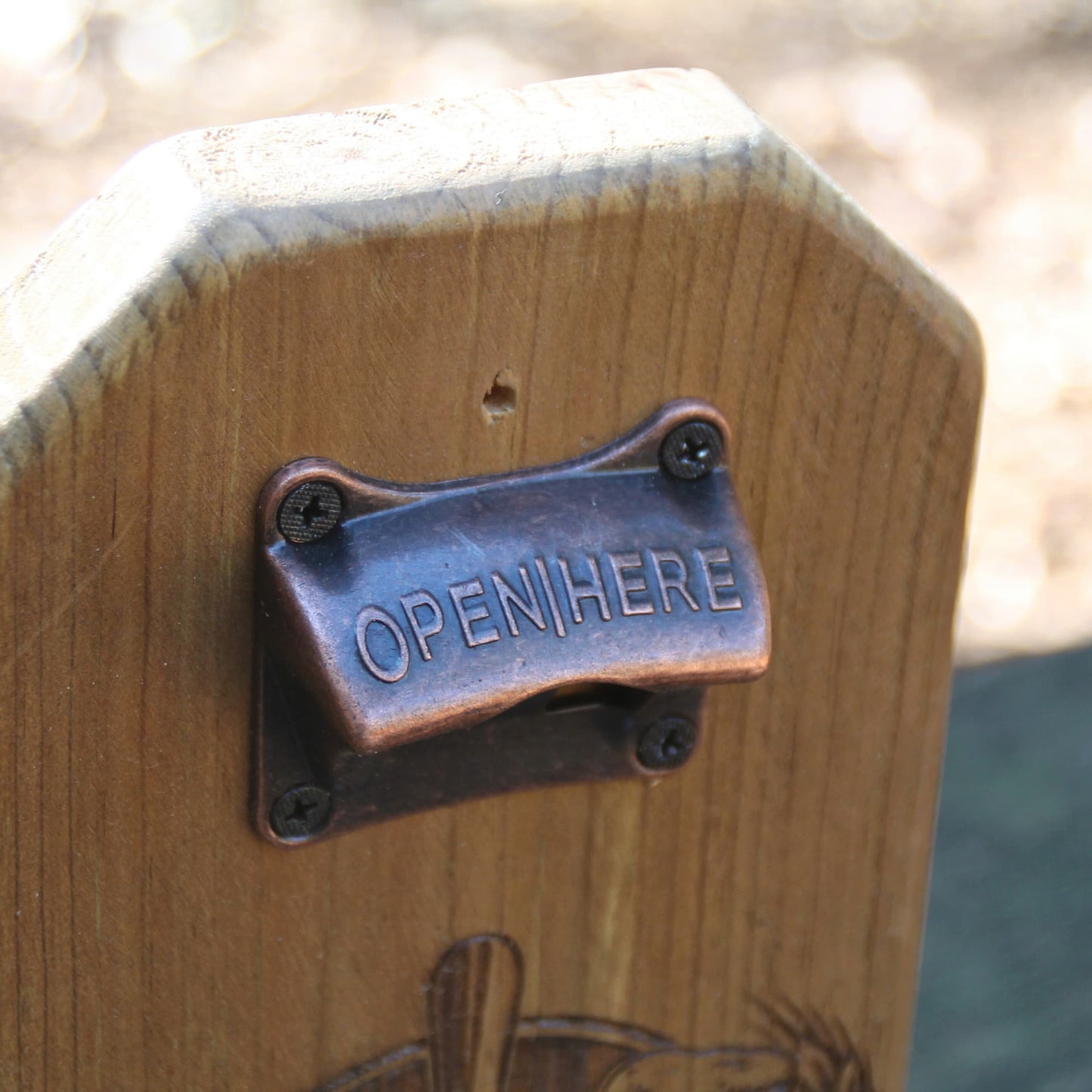 Zoom sur le décapsuleur mural en bois artisanal gravé Cold Beer Serviced here.