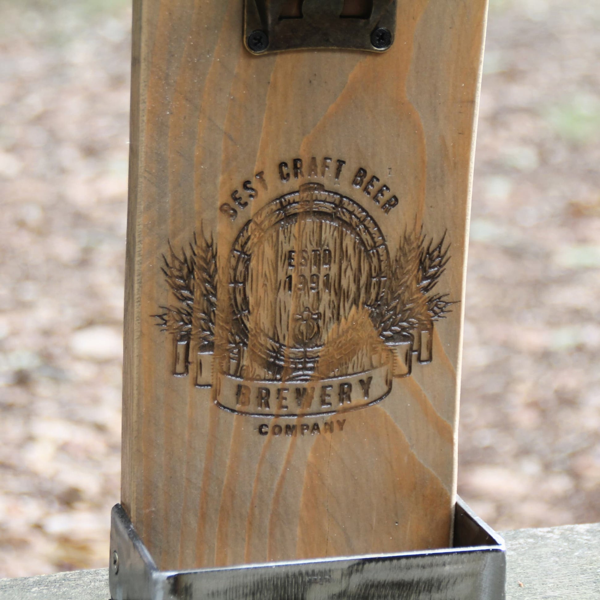 Décapsuleur artisanal mural en bois et métal recyclé gravé